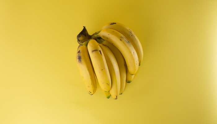 Bananas are one of the foods containing zinc and magnesium
